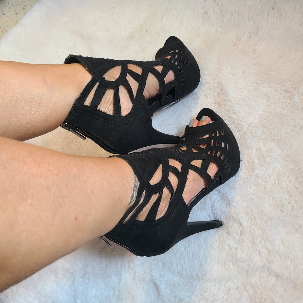 Just Fab black high-heeled shoes